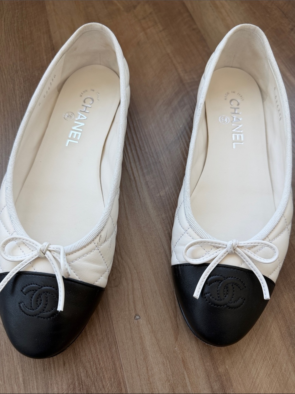 CHANEL White Quilted Leather Ballet Flats with Black Cap Toe